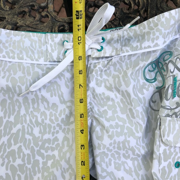 Gray & White printed ☀️ shorts. Sz 5 - Picture 2 of 3